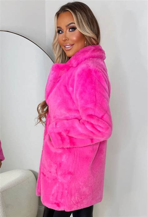 Saweetie Bundles Up In Hot Pink Faux Fur!